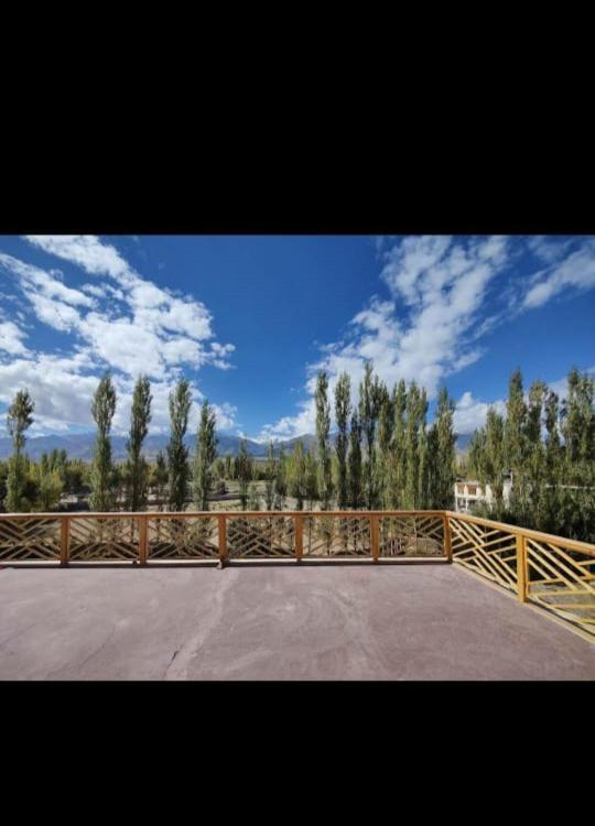 Готель Sindhu Residency She Екстер'єр фото